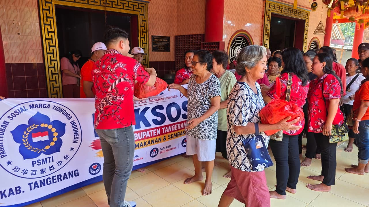 Pengurus PSMTI Kabupaten Tangerang bersama warga dalam kegiatan bakti sosial di Teluknaga
