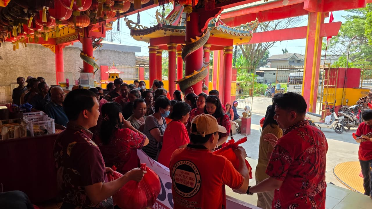 Pengurus PSMTI Kabupaten Tangerang bersama warga dalam kegiatan bakti sosial di Teluknaga
