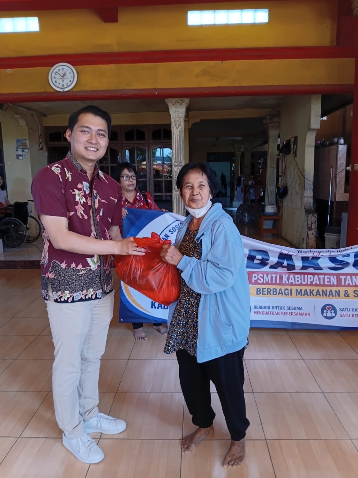 Pengurus PSMTI Kabupaten Tangerang bersama warga dalam kegiatan bakti sosial di Teluknaga