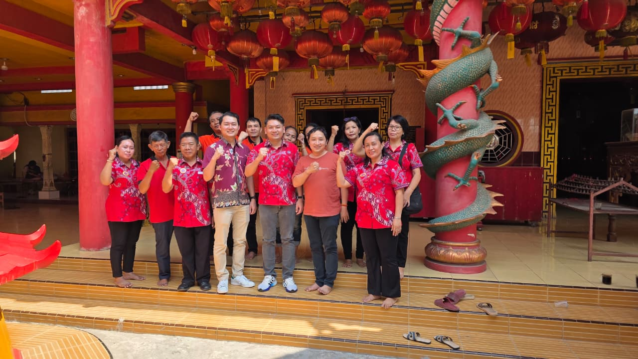 Pengurus PSMTI Kabupaten Tangerang bersama warga dalam kegiatan bakti sosial di Teluknaga