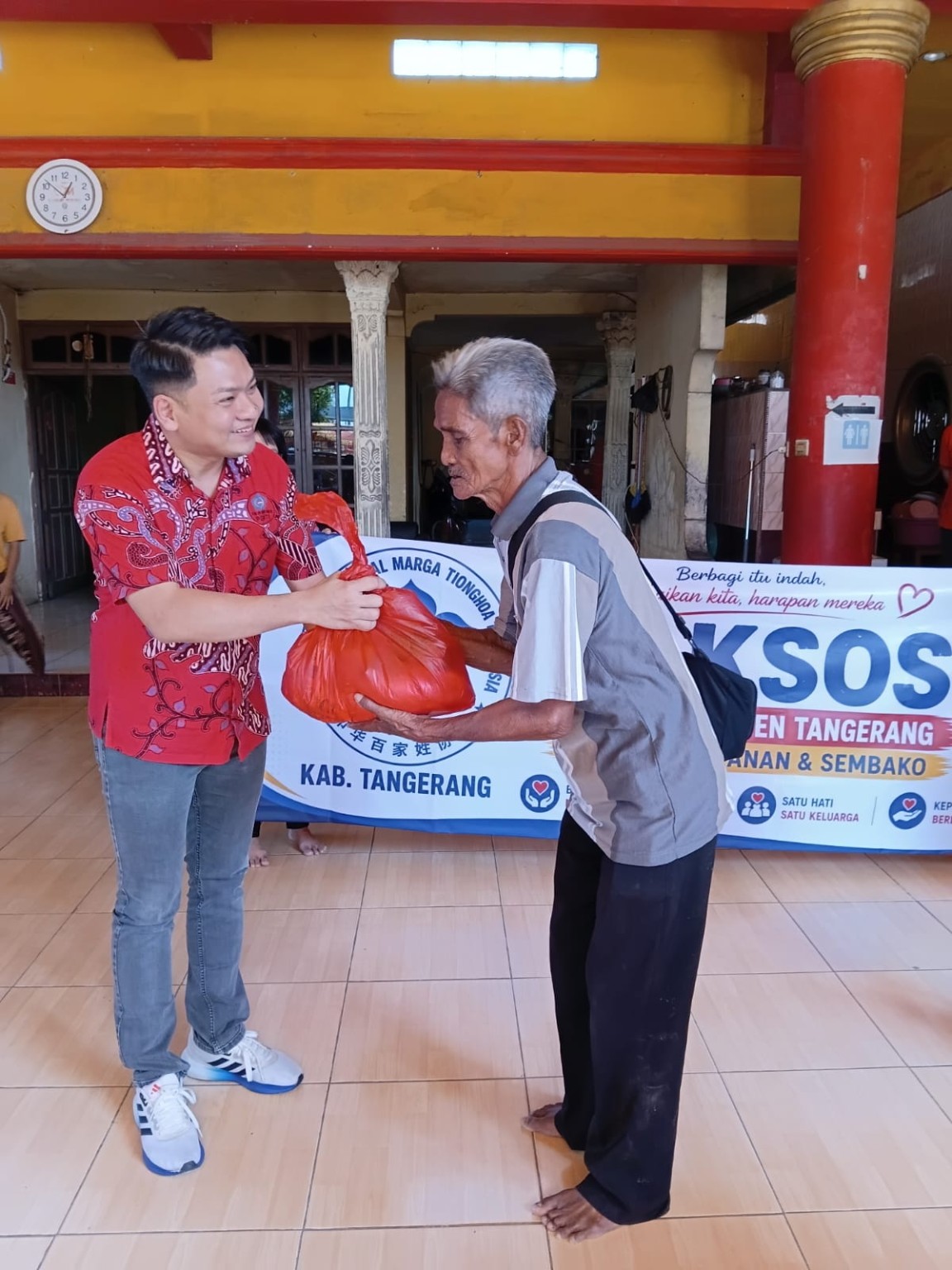 Pengurus PSMTI Kabupaten Tangerang bersama warga dalam kegiatan bakti sosial di Teluknaga
