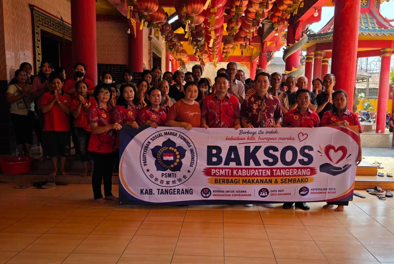 PSMTI Tangerang Regency management together with residents in social service activity in Teluknaga